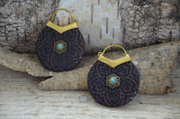 Load image into Gallery viewer, Ohrringe Holz Brass Blume Türkis Bügel gold Gravur - chic-net.de
