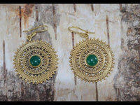 Load image into Gallery viewer, Ohrringe Jade Zopf Kreis Punkte Dreiecke Messing antik golden Ohrhänger nickelfrei Tribal Brass - chic-net.de
