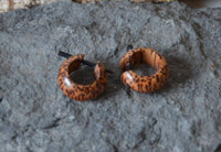 Load image into Gallery viewer, Ohrringe Kokos Holz kleine Creolen Pin Stick 15mm - chic-net.de
