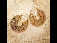 Load image into Gallery viewer, Ohrringe Kreis Lücke Band Punktemuster Messing Brass antik golden Tribal Schmuck - chic-net.de

