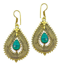 Load image into Gallery viewer, Ohrringe Malachit Tropfen Zopf Spitzen Kreuz Messing antik gold nickelfrei Tribal Brass Ohrhänger - chic-net.de
