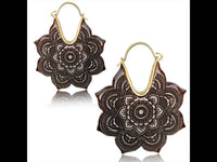 Load image into Gallery viewer, Ohrringe Mandala Blume Holz Brass Bügel golden Gravur braun dunkelbraun Schmuck - chic-net.de
