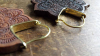 Load image into Gallery viewer, Ohrringe Mandala Blume Holz Brass Bügel golden Gravur braun dunkelbraun Schmuck - chic-net.de
