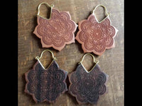 Load image into Gallery viewer, Ohrringe Mandala Blume Holz Brass Bügel golden Gravur braun dunkelbraun Schmuck - chic-net.de
