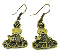 Cargar imagen en el visor de la galería, Ohrringe Messing Damen Ohrhänger Kupfer Ohrschmuck Schmuck Hase auf Fahrrad - chic-net.de
