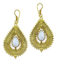 Load image into Gallery viewer, Ohrringe Mondstein Tropfen Zopf Spitzen Kreuz Messing antik golden nickelfrei Tribal Brass Ohrhänger - chic-net.de
