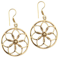 Load image into Gallery viewer, Ohrringe rund mit Blume als Motiv aus antik goldenem Messing Brass Tribal Ohrhänger - chic-net.de
