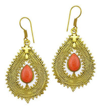 Load image into Gallery viewer, Ohrringe Sandstein Tropfen Zopf Spitzen Kreuz Messing antik gold nickelfrei Tribal Brass Ohrhänger - chic-net.de
