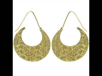 Load image into Gallery viewer, Ohrringe Sichel Blumen dunkel Messing Brass antik golden Tribal Ohrhänger nickelfrei Piercing - chic-net.de

