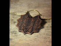 Load image into Gallery viewer, Ohrringe Sonnenblume Holz Brass Bügel gold Gravur 38mm - chic-net.de
