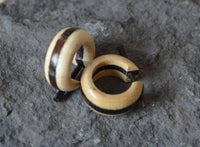Load image into Gallery viewer, Ohrringe Sonoholz Buaya Holz kleine Creolen Pin Stick - chic-net.de
