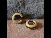 Load image into Gallery viewer, Ohrringe Sonoholz Buaya Holz kleine Creolen Pin Stick - chic-net.de
