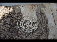 Cargar imagen en el visor de la galería, Ohrringe Spiralen White Brass silber Herzbögen rhodiniert - chic-net.de
