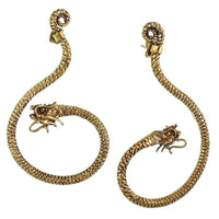 Load image into Gallery viewer, Ohrstecker Drache lang schraffiert gebogen Messing golden nickelfrei Piercing Brass antik Tribal - chic-net.de
