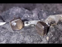 Load image into Gallery viewer, Ohrstecker Mondstein Quadrat 8 mm 925er Sterlingsilber Rand facettiert weiß gewölbt.
