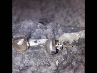 Load image into Gallery viewer, Ohrstecker Mondstein Quadrat 8 mm 925er Sterlingsilber Rand facettiert weiß gewölbt.
