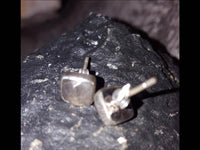 Load image into Gallery viewer, Ohrstecker Mondstein Quadrat 8 mm 925er Sterlingsilber Rand facettiert weiß gewölbt.
