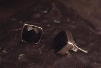 Load image into Gallery viewer, Ohrstecker Onyx Quadrat 8 mm 925er Sterlingsilber Rand facettiert schwarz gewölbt - chic-net.de
