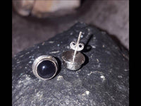 Load image into Gallery viewer, Ohrstecker Onyx schwarz rund 10 mm 925er Sterling Silber Kerben Rand diagonal - chic-net.de
