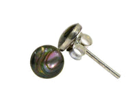 Load image into Gallery viewer, Ohrstecker Perlmutt grau bunt schillernd flach rund eingefasst 925er Sterling Silber Ohrringe - chic-net.de
