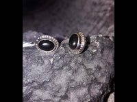Load image into Gallery viewer, Ohrstecker schwarz Stein Onyx oval Rand Zopfmuster 925 Sterlingsilber.
