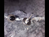 Load image into Gallery viewer, Ohrstecker schwarz Stein Onyx oval Rand Zopfmuster 925 Sterlingsilber.
