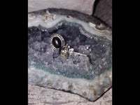 Load image into Gallery viewer, Ohrstecker schwarz Stein Onyx oval Rand Zopfmuster 925 Sterlingsilber.
