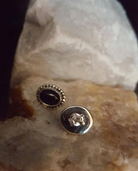 Load image into Gallery viewer, Ohrstecker schwarz Stein Onyx oval Rand Zopfmuster 925 Sterlingsilber.
