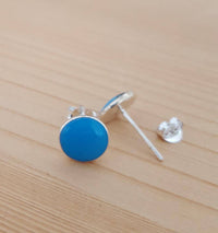 Load image into Gallery viewer, Ohrstecker, Türkis, rund flach, 6 mm Ø, in massivem Silber eingefasst, 925er Sterlingsilber-Stift - chic-net.de
