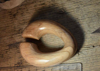 Cargar imagen en el visor de la galería, Olivenholz 14mm Piercing Hoop Creole Ei Form Dehner 70mm - chic-net.de
