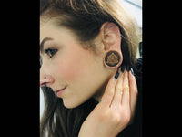 Cargar imagen en el visor de la galería, Olivenholz Horn Inlay Flesh Plug Symbol Dreiecke - chic-net.de
