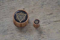 Cargar imagen en el visor de la galería, Olivenholz Horn Inlay Flesh Plug Symbol Dreiecke - chic-net.de
