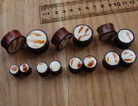 Load image into Gallery viewer, Organic Sonoholz Plug Weiß Gelb Muschel Inlay braun Flecken Muster Tribal - chic-net.de
