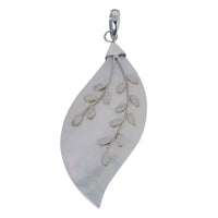 Load image into Gallery viewer, Perlmutt-Anhänger, blattförmiger Damenanhänger aus 925er Sterlingsilber und Perlmutt, mit Silberverzierung, ca. 52 x 22mm - chic-net.de
