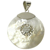 Load image into Gallery viewer, Perlmutt-Anhänger, kreisrunder Damenanhänger aus 925er Sterlingsilber mit Perlmutt und Silberverzierung in der Mitte, ca. 35mm Ø - chic-net.de
