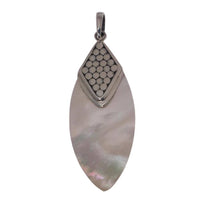 Load image into Gallery viewer, Perlmutt-Anhänger, mandelförmiger Damenanhänger aus 925er Sterlingsilber und Perlmutt, mit Silberverzierung, ca. 40x18 mm - chic-net.de
