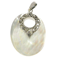 Load image into Gallery viewer, Perlmutt-Anhänger, ovaler Damenanhänger aus 925er Sterlingsilber mit Perlmutt und Silberverzierung, ca. 42 x 30mm - chic-net.de
