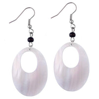 Load image into Gallery viewer, Perlmutt Muschel Ohrringe 45 mm oval Loch Perle schwarz Edelstahl nickelfrei weiß schillernd - chic-net.de
