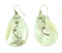Load image into Gallery viewer, Perlmutt Muschel Ohrringe tropfenförmig Blumenverzierung 925er Sterlingsilber schillernd - chic-net.de
