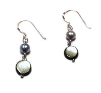 Load image into Gallery viewer, Perlmutt Perle Silberohrringe Ohrringe Ohrhänger 925er Silber Damen Schmuck grau blau gefärbt - chic-net.de
