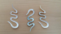Cargar imagen en el visor de la galería, Perlmutt Piercing Schlange Hook 4mm Expander Muschel filigran handgeschnitzt Ohr - chic-net.de
