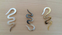 Cargar imagen en el visor de la galería, Perlmutt Piercing Schlange Hook 4mm Expander Muschel filigran handgeschnitzt Ohr - chic-net.de
