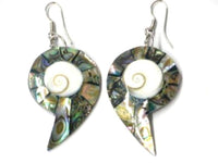 Load image into Gallery viewer, Perlmuttmuschel-Ohrringe, bunte Perlmuttmuschel-Ohrringe in Schneckenform mit Shivaauge in der Mitte, mit Bügel aus Edelstahl - chic-net.de
