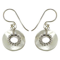 Cargar imagen en el visor de la galería, Perlmuttmuschelohrringe, ringförmige Perlmuttmuschelohrhänger mit Silberverzierung und Bügel aus 925er Sterlingsilber, ca. 1,7cm Ø - chic-net.de
