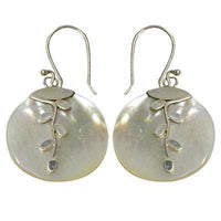 Cargar imagen en el visor de la galería, Perlmuttmuschelohrringe, runde Perlmuttmuschelohrhänger mit Blumenverzierung und Bügel aus 925er Sterlingsilber, 2,6 cm Ø - chic-net.de
