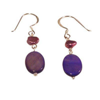 Load image into Gallery viewer, Perlmuttohrringe, Damenohrringe mit lilafarbener Perle und lilafarbenem Perlmuttmuschelstück, mit 925er Sterlingsilberbügel - chic-net.de
