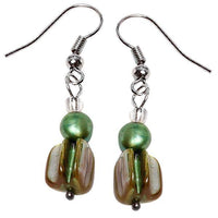 Load image into Gallery viewer, Perlmuttohrringe metallic grün Perle Perlmutt Splitter eckig Edelstahl Ohrringe Schmuck - chic-net.de
