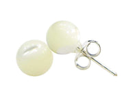 Load image into Gallery viewer, Perlmuttohrstecker Kugel milchig transparent Perlmutt Muschel weiß Ohrstecker 925er Sterling Silber - chic-net.de
