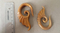 Load image into Gallery viewer, Piercing Holz Jack fruit wood Flügel Ohrstecker Expander handgeschnitzt - chic-net.de
