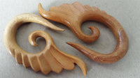 Load image into Gallery viewer, Piercing Holz Jack fruit wood Flügel Ohrstecker Expander handgeschnitzt - chic-net.de
